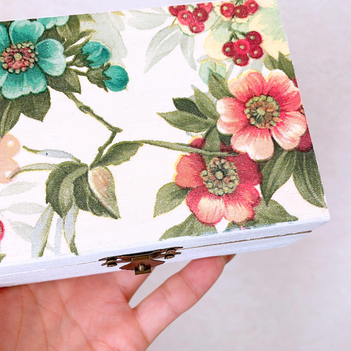 大人気デコパージュ作品です 春の小物入れ 白の小物入れです 大人気