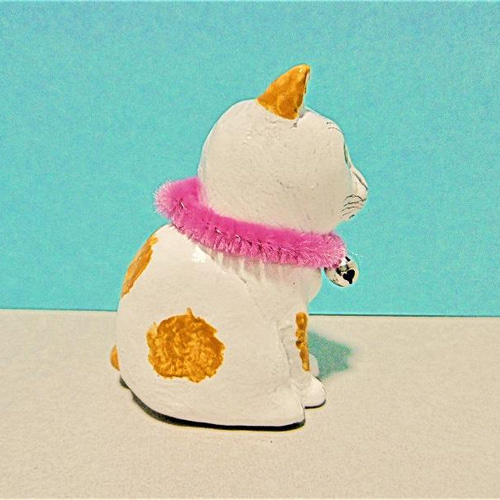 黄土色と白の猫（小）置物＃125（樹脂粘土と新聞紙） その他置物