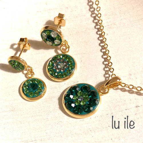 スワロフスキー　緑色ストーンのネックレスとイヤリングセット スワロフスキーネックレスとイヤリング2セット エメラルドグリーン