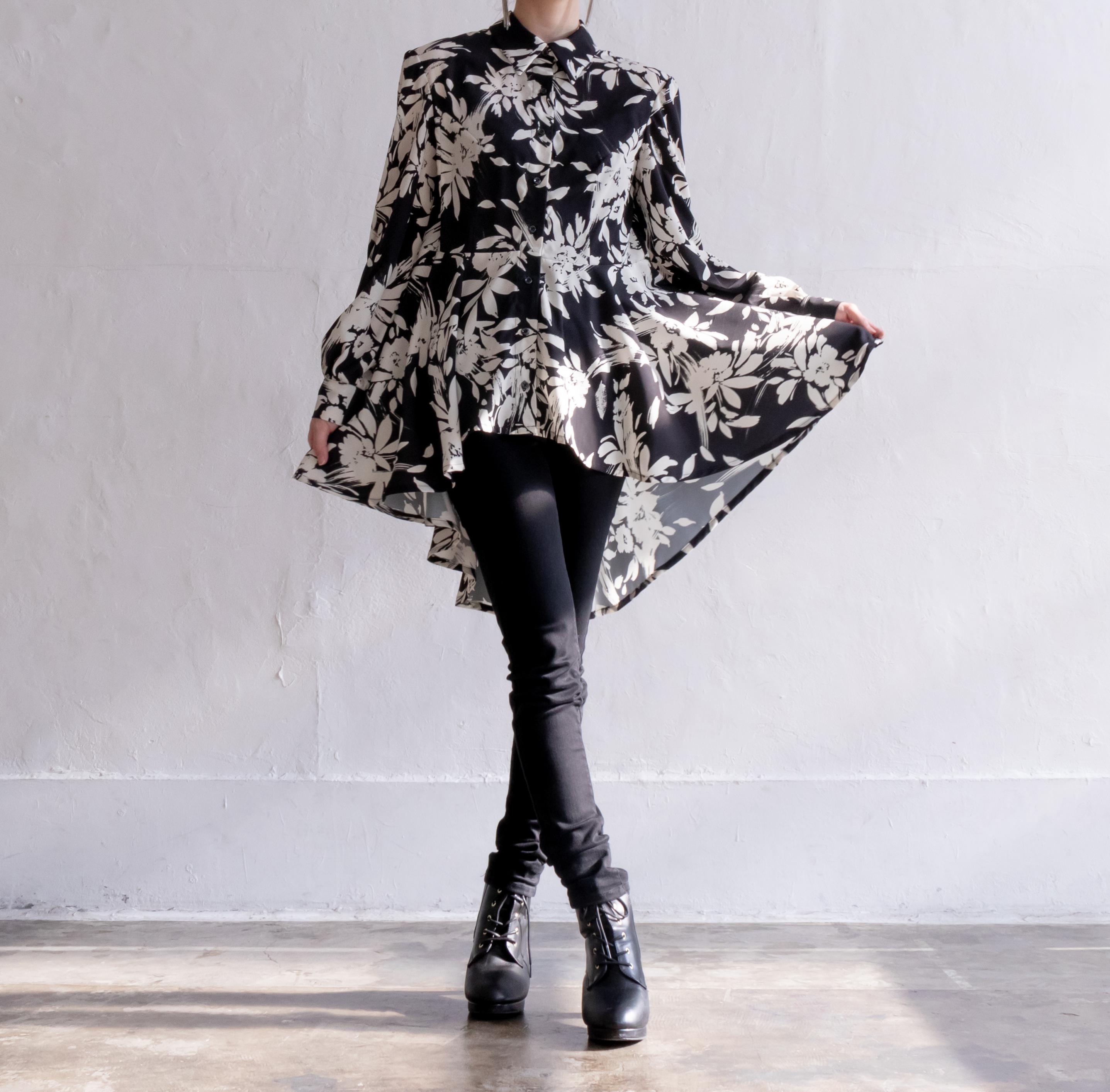 台襟付きフィッシュテールブラウス　花柄黒