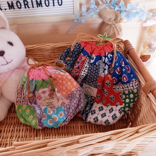 ハンドメイド❇大きめビンテージパッチワーク❇マットと巾着セット ほおずき巾着☆北欧風模様ﾊﾟｯﾁﾜｰｸｶﾗﾌﾙ&ﾊﾟｽﾃﾙ☆大小ｾｯﾄ 巾着袋 風花