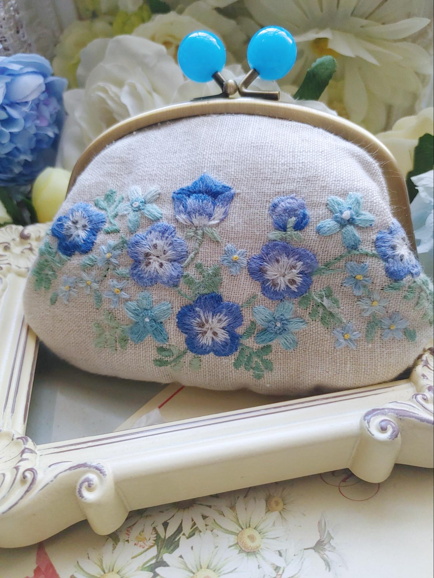 リバティのパッチワークに刺繍も合わせた欲張りな がま口ポーチ4
