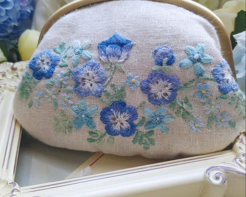 リバティのパッチワークに刺繍も合わせた欲張りな がま口ポーチ4