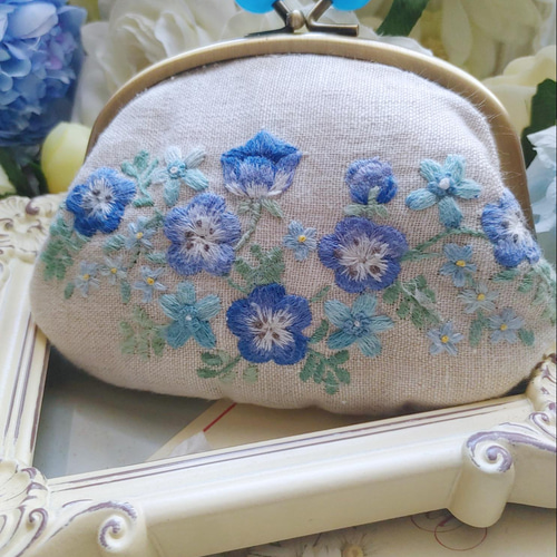 手刺繍がま口「ネモフィラとブルースター」 ポーチ 糸里~itori~ 通販