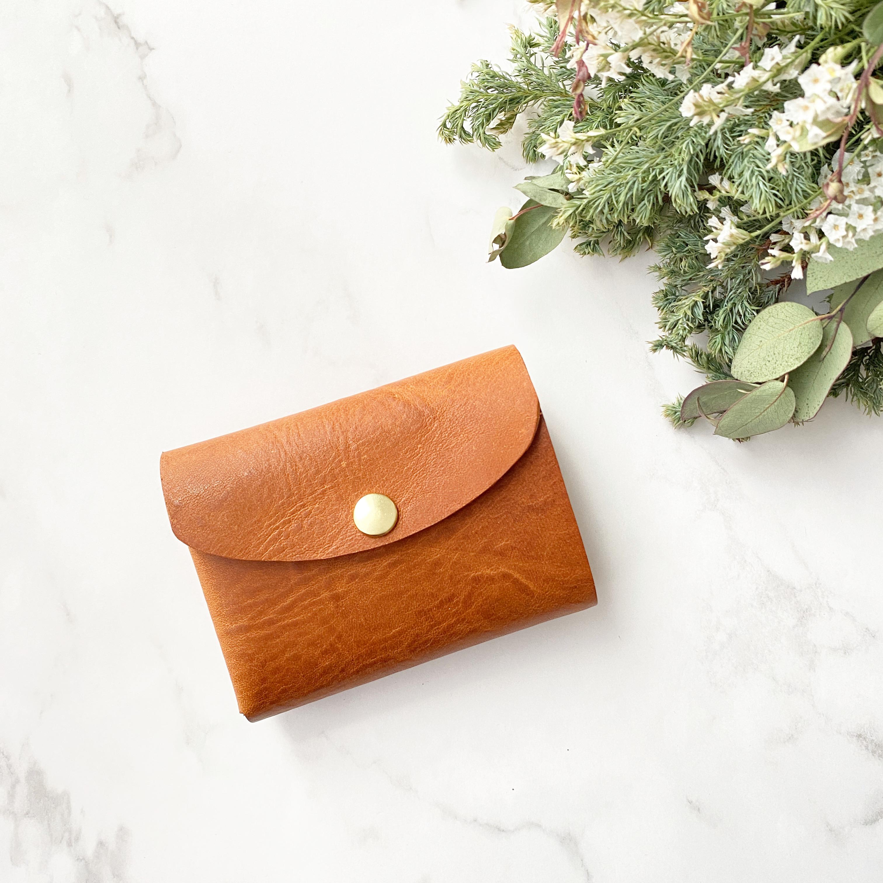 すべて入って取り出しやすいレザーの小さい財布　ラセットブラウン