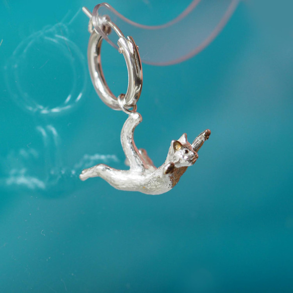 Jump白色貓圈耳環一隻耳朵 第2張的照片