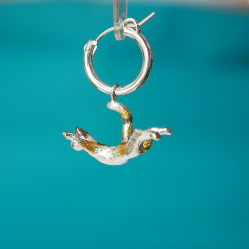 ジャンプ三毛猫フープピアス 片耳 ピアス（フープ） naturama 通販  