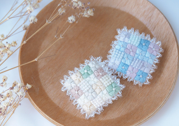 【紫陽花に雨粒 アナベル ポニーフックorブローチ】刺繍アクセサリー 1枚目の画像