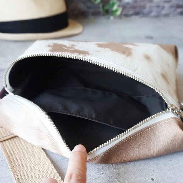 牛柄が可愛い撥水エコレザーショルダーバッグ｜ニュートラルカラーで大人コーデに◎斜め掛けミニバッグ／ポシェット（ベージュ） 5枚目の画像