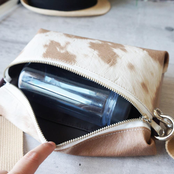 牛柄が可愛い撥水エコレザーショルダーバッグ｜ニュートラルカラーで大人コーデに◎斜め掛けミニバッグ／ポシェット（ベージュ） 8枚目の画像