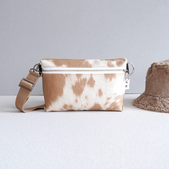 牛柄が可愛い撥水エコレザーショルダーバッグ｜ニュートラルカラーで大人コーデに◎斜め掛けミニバッグ／ポシェット（ベージュ） 2枚目の画像