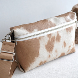 牛柄が可愛い撥水エコレザーショルダーバッグ｜ニュートラルカラーで大人コーデに◎斜め掛けミニバッグ／ポシェット（ベージュ） 6枚目の画像