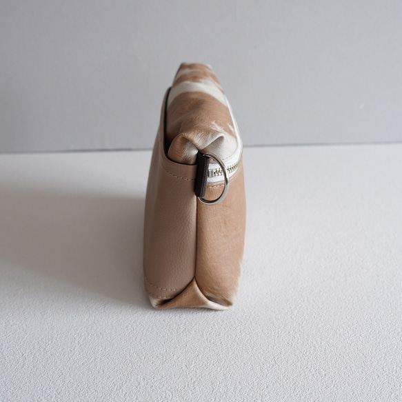 牛柄が可愛い撥水エコレザーショルダーバッグ｜ニュートラルカラーで大人コーデに◎斜め掛けミニバッグ／ポシェット（ベージュ） 3枚目の画像