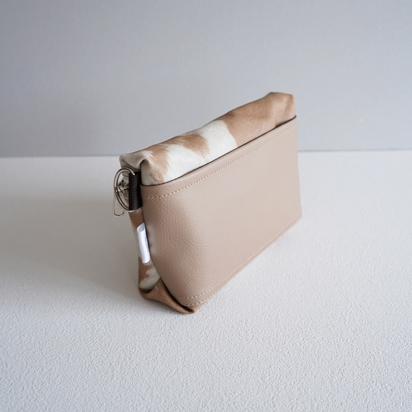 牛柄が可愛い撥水エコレザーショルダーバッグ｜ニュートラルカラーで大人コーデに◎斜め掛けミニバッグ／ポシェット（ベージュ） 9枚目の画像