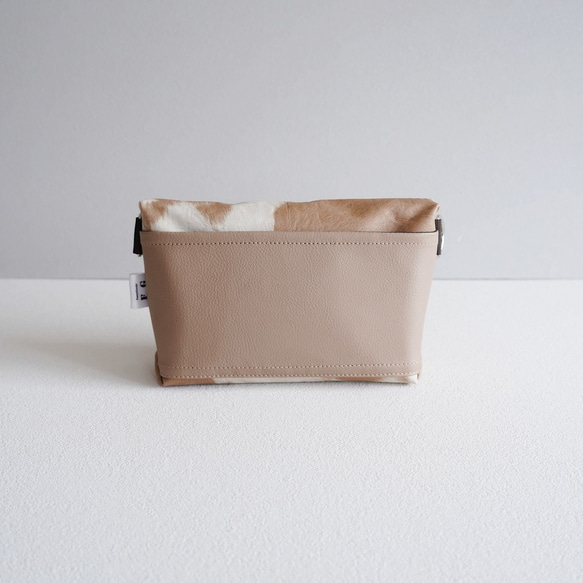 牛柄が可愛い撥水エコレザーショルダーバッグ｜ニュートラルカラーで大人コーデに◎斜め掛けミニバッグ／ポシェット（ベージュ） 7枚目の画像