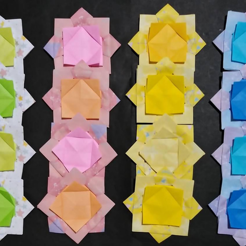 お得です!折り紙(土台は宇宙柄)メダルがコマに変身します。16セットで