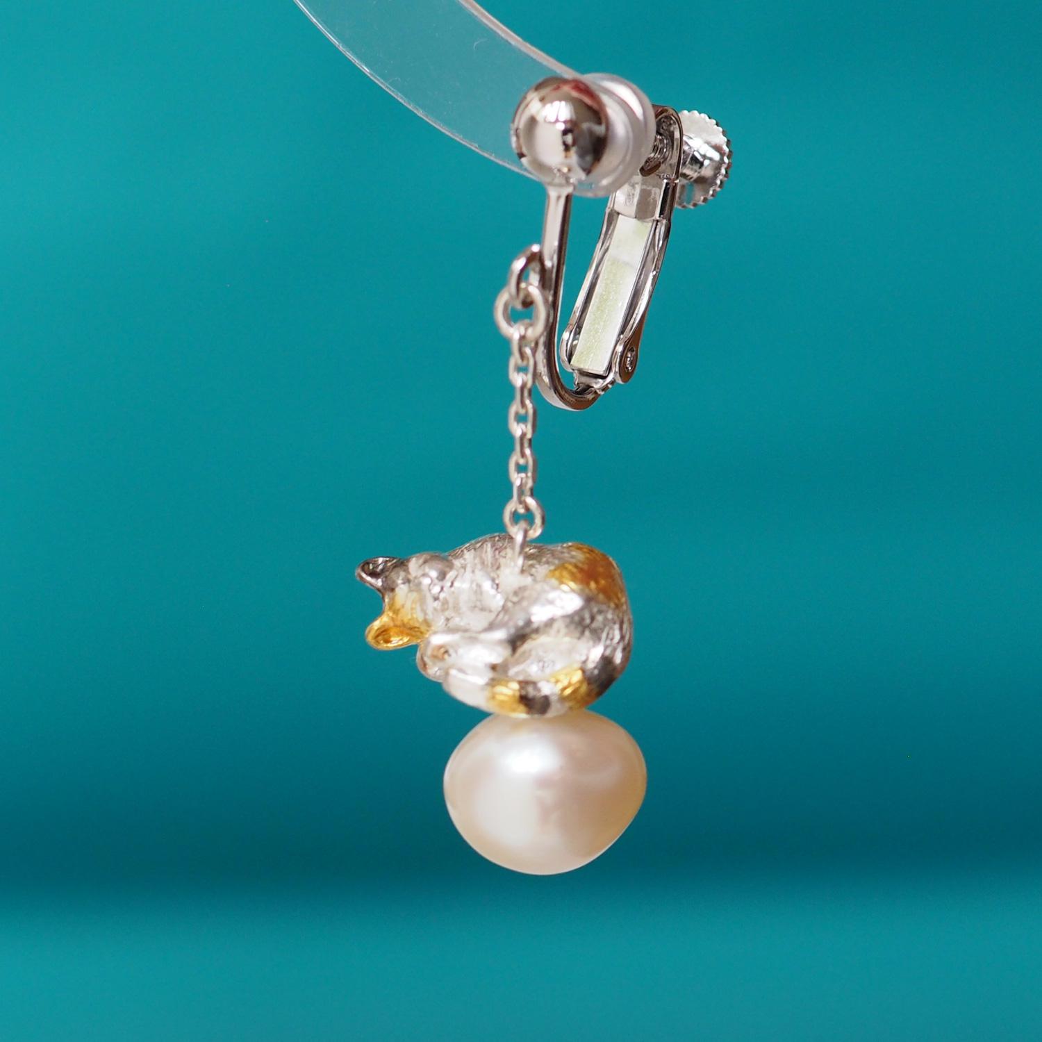 雲の上で眠る三毛猫イヤリング 片耳