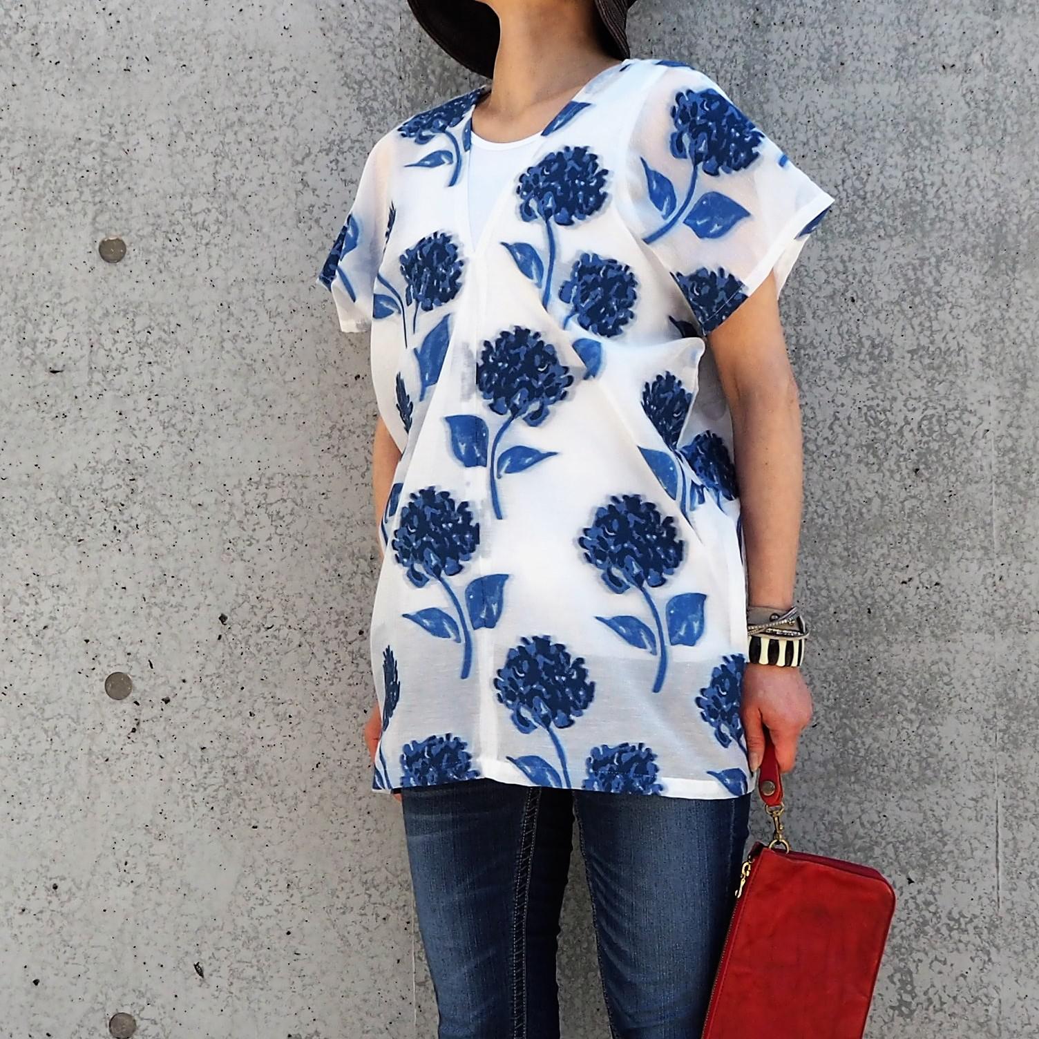 『期間限定送料無料』涼しい　紫陽花柄ブルー　透かし刺繍柄　涼しく着こなす　スクエアーブラウス　M～LL