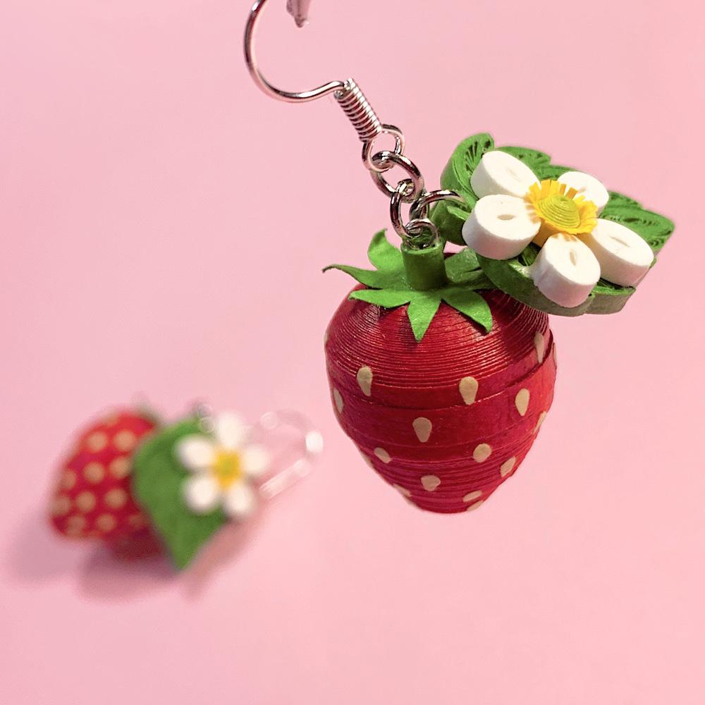 いちごのペーパークイリングのピアスorイヤリング ピアス（フック 