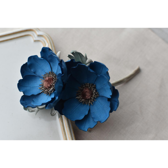 【布花】アネモネ２輪のコサージュ（ブルー）/一点物 3枚目の画像