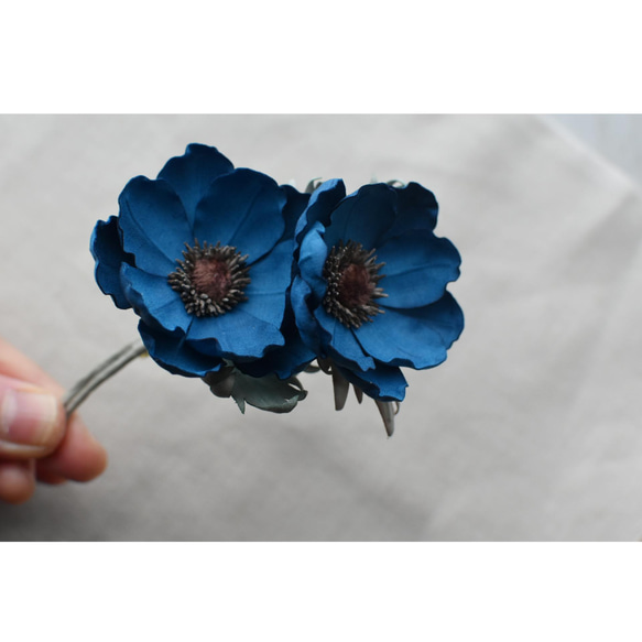 【布花】アネモネ２輪のコサージュ（ブルー）/一点物 4枚目の画像