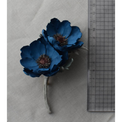 【布花】アネモネ２輪のコサージュ（ブルー）/一点物 9枚目の画像