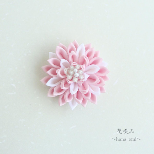 花咲み 小さいダリアのつまみ細工 ピンク《ブローチ、ヘアアクセサリー  
