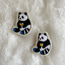 刺繍ブローチ｢ちょっとだけボーダーのパンダ｣ 3枚目の画像