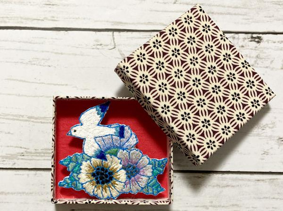 手刺繍オリジナルブローチ＊花と小鳥 2枚目の画像