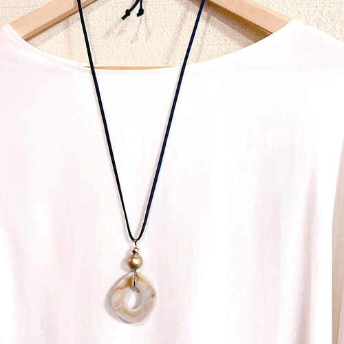 リバーシブル大振りチャームのロングネックレス ネイビー紐 ネックレス  