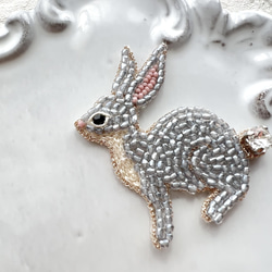 オートクチュール刺繍  野ウサギのブローチ【グレー】 3枚目の画像