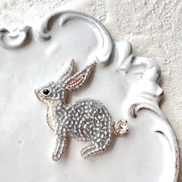 オートクチュール刺繍  野ウサギのブローチ【グレー】 2枚目の画像