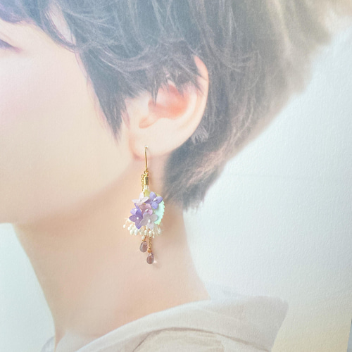 紫陽花とかすみ草のブーケピアス/イヤリング(樹脂、チタン 