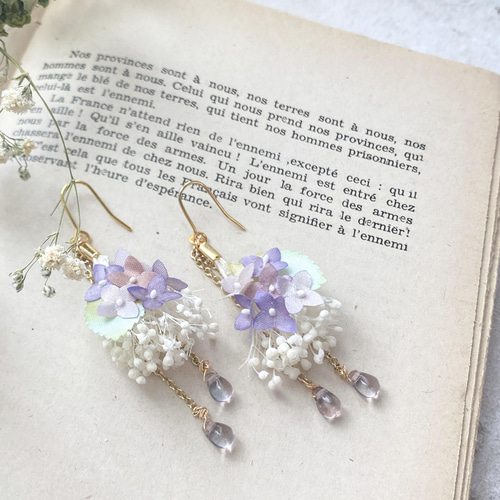 紫陽花とかすみ草のブーケピアス/イヤリング(樹脂、チタン 