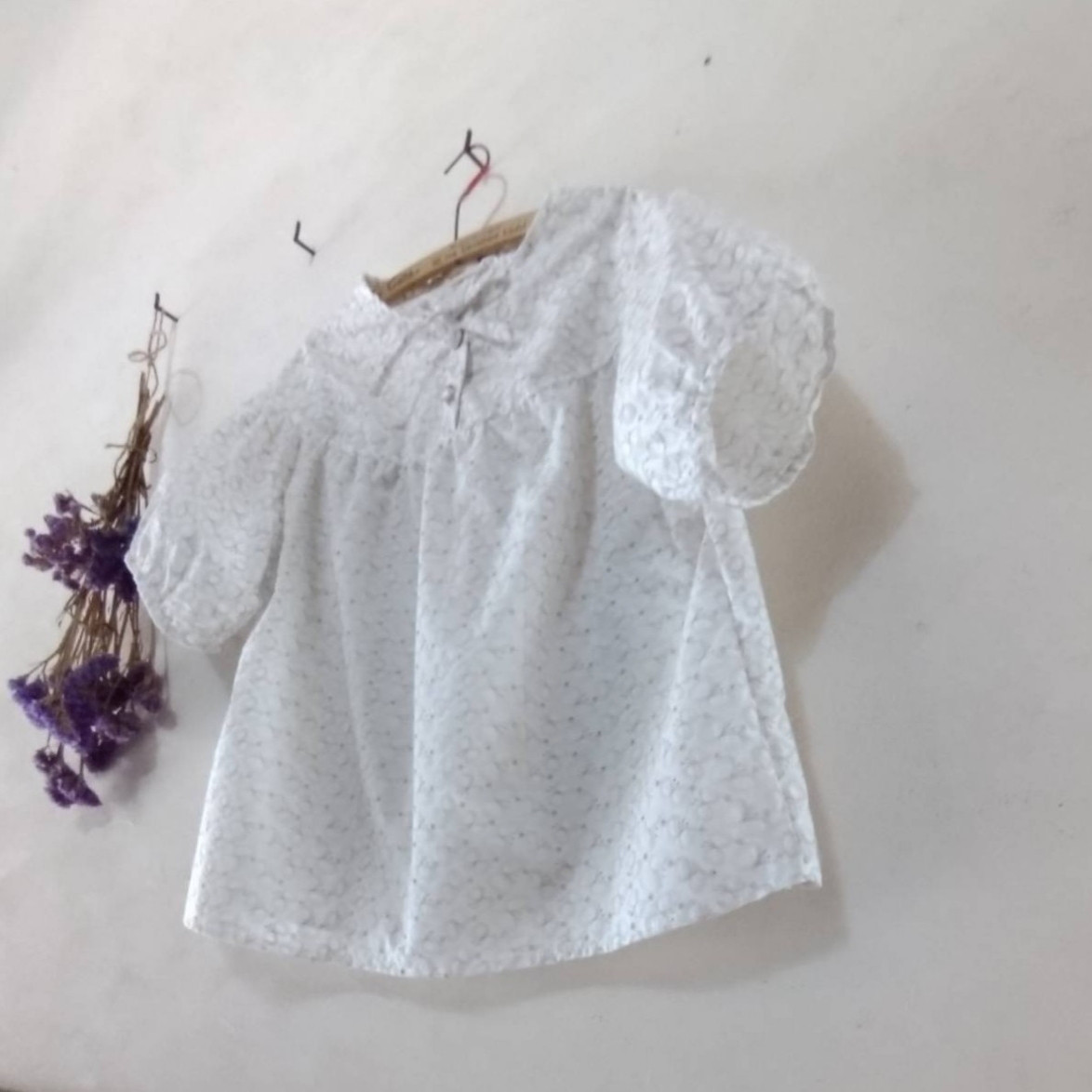 受注製作✨刺繍ちょうちょのギャザーブラウス半袖 ホワイト×薄ベージュ、ダークグレー×生成り、レモンイエロー、シェルピンク