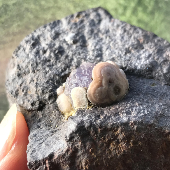 ゴビ石−870 ゴビ瑪瑙　原石　スミレ眼石　鉱物標本　激レア 