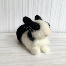 ウサギ／黒白・おすわり】羊毛フェルトぬいぐるみ・オーダーメイド