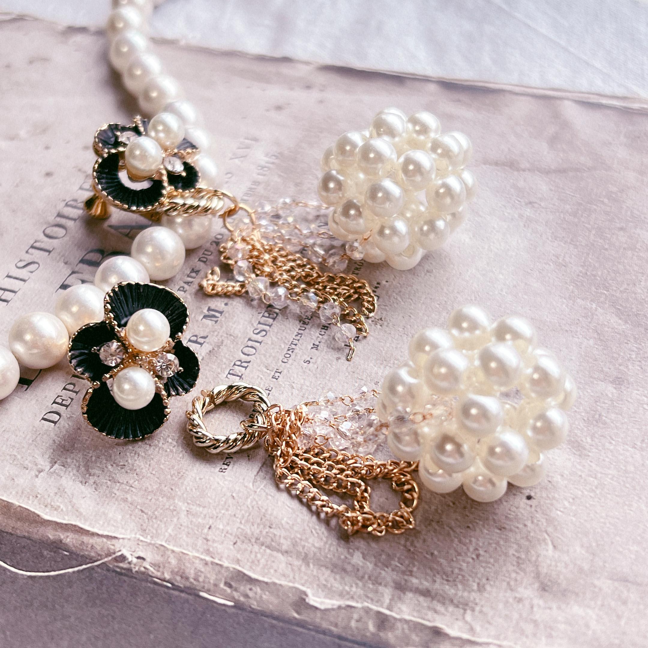 ブラックマーメイドボンボン　イヤリング