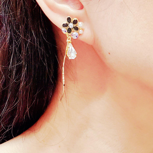 ブラック×フラワー×クリスタル 可愛い黒を付けたい ピアス/イヤリング