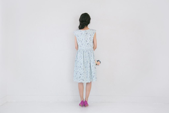 \ 降價70% / 花朵蕾絲連衣裙（淺藍色） 38 第7張的照片