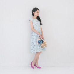 \ 降價70% / 花朵蕾絲連衣裙（淺藍色） 38 第4張的照片