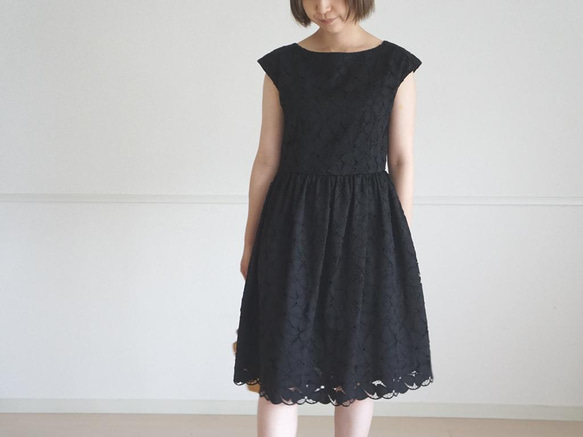 \ 降價70% / 花蕾絲連衣裙（黑色） 38 第1張的照片