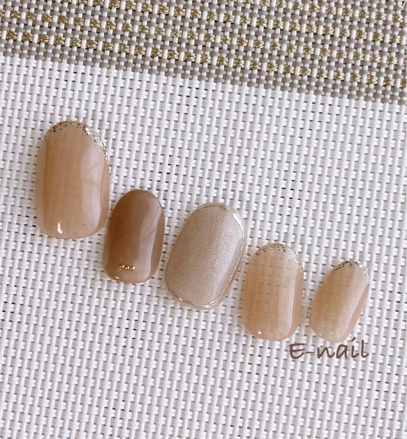 くすみbeige × ラメ   ネイルチップ  ベージュ　ミラー　大人可愛い　大人ネイル　上品　nails 2枚目の画像