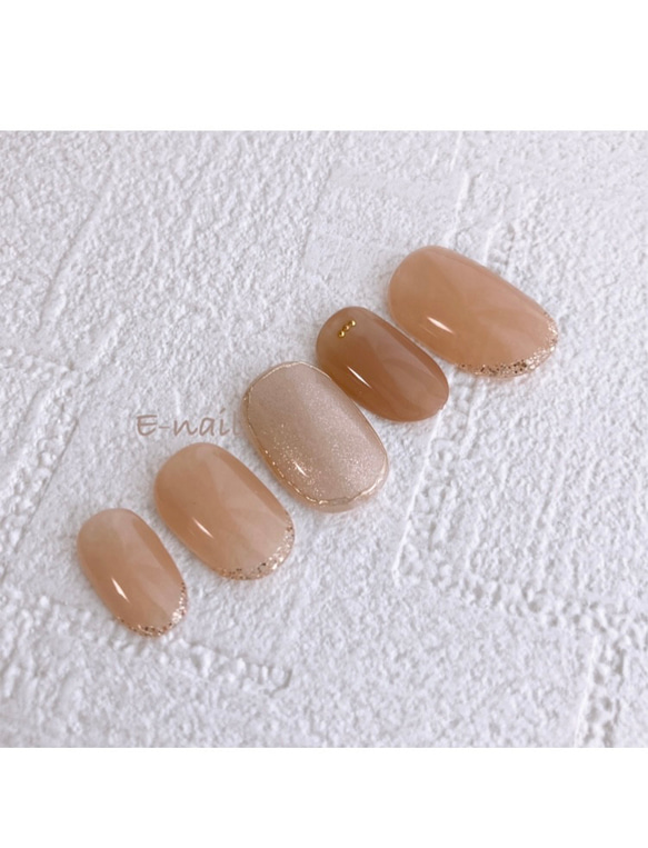 くすみbeige × ラメ   ネイルチップ  ベージュ　ミラー　大人可愛い　大人ネイル　上品　nails 1枚目の画像