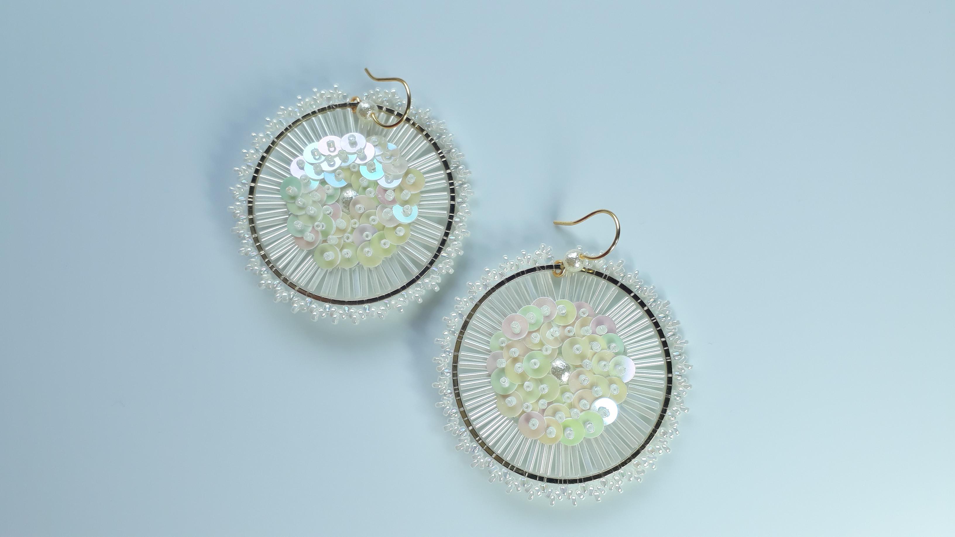 クリームとホワイトサークルのビーズのイヤリングアクセサリー / 6.00 cm