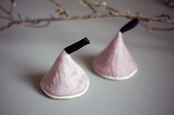 三角鍋つかみ　2個セット　リトアニアリネン　桜色　ピンク　サクラカラー　無地　北欧雑貨　キッチン雑貨 1枚目の画像