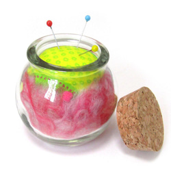 ピンクッション・mixウールの針山　K : ピンク×キミドリ　コルクビン付き 4枚目の画像