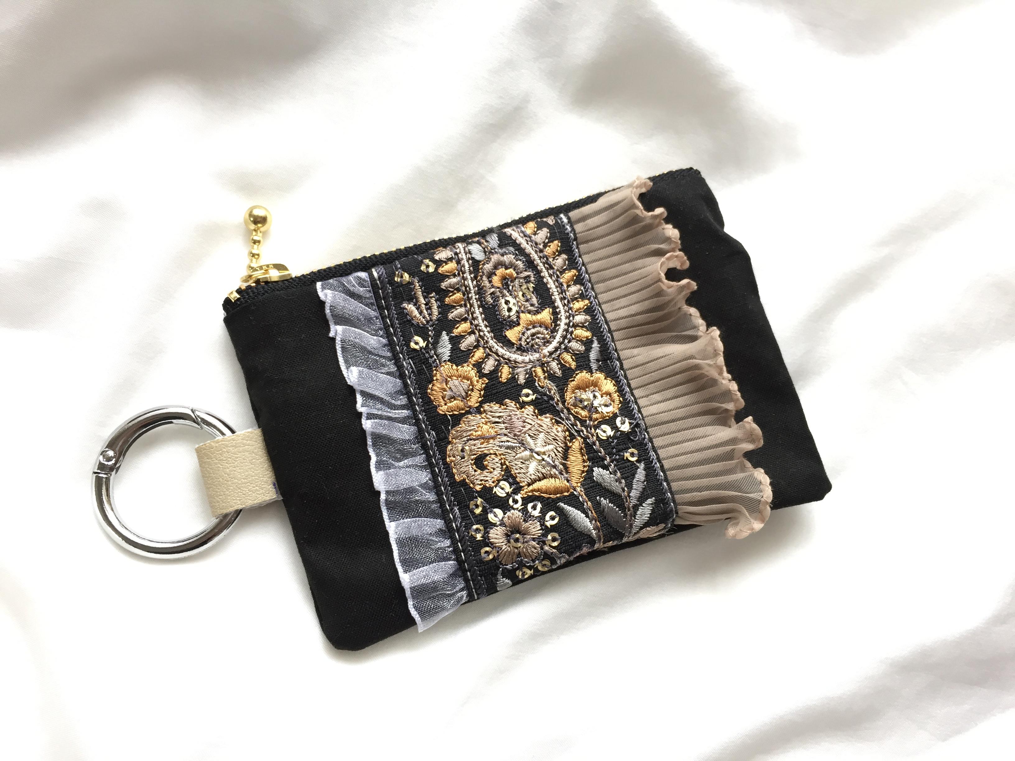 インド刺繍 リボン ファスナーポーチ カラビナ付き ブラック