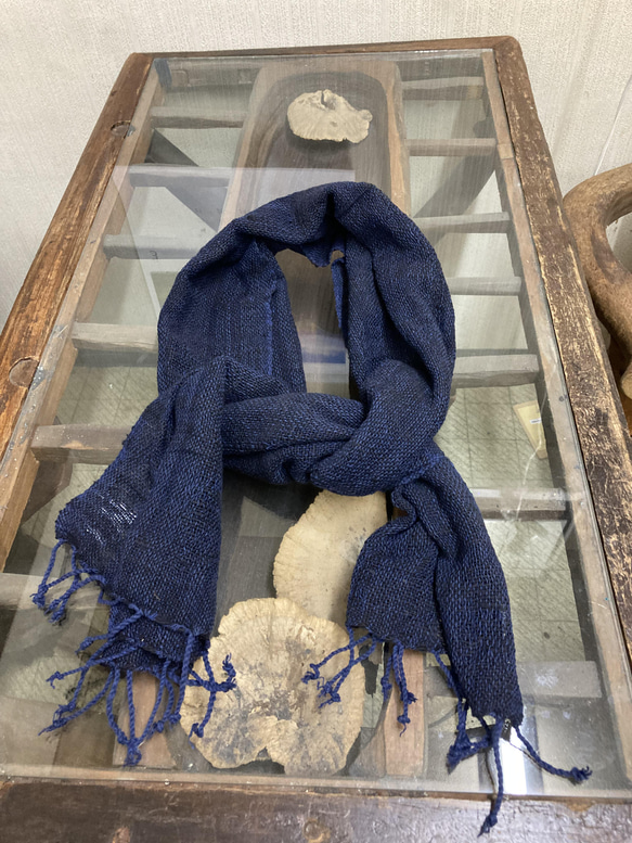 藍染め染め直し手織りスカーフ 2枚目の画像