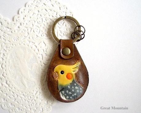 パールオカメ　パール　オカメインコ インコ　鳥　革　鳥グッズ　キーホルダー インコグッズ レザー プレゼント